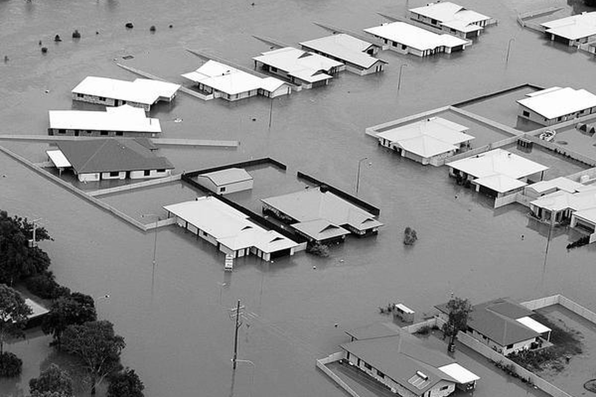 Wilayah di pinggiran kota Emerald, Negara Bagian Queensland, Australia, tergenang banjir, Kamis (30/12). Ratusan orang terpaksa mengungsi. Pejabat setempat memperkirakan, cuaca buruk di wilayah itu masih akan berlanjut hingga satu minggu ke depan.