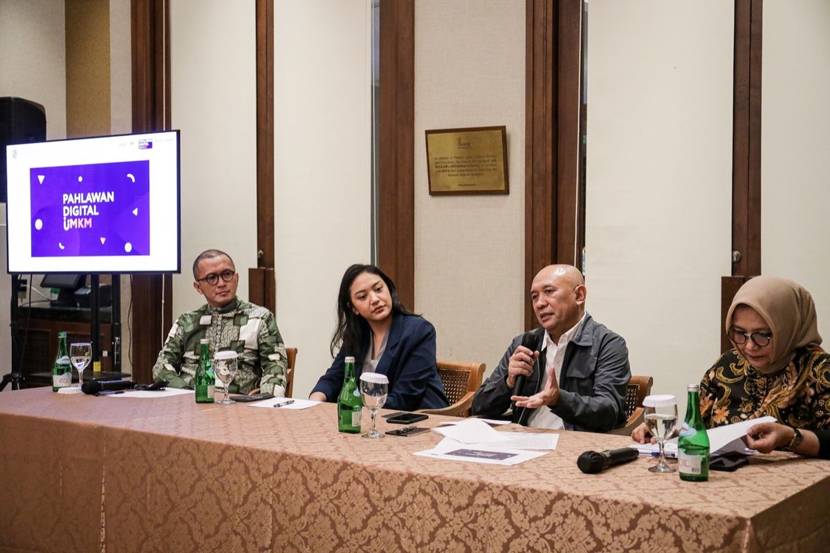 Putri Tanjung yang juga Staf Khusus Presiden RI, dalam acara sosialisasi Pahlawan Digital UMKM bersama Menteri Koperasi dan Usaha Kecil Menengah (MenKopUKM) Teten Masduki di Jakarta, Selasa (2/8/2022).