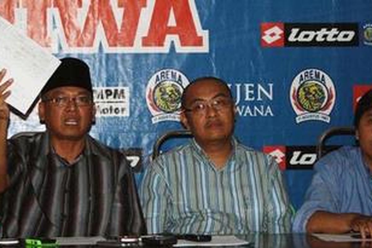 Rendra Krisna, Pembina Yayasan Arema, saat menggelar jumpa pers di kantor Arema di Jl Sultan Agung, Kota Malang, Jawa Timur, Rabu (24/8/2011) siang.  