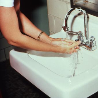 Ilustrasi wastafel, mencuci tangan di wastafel. 