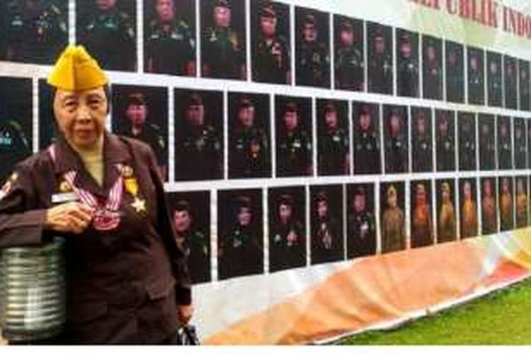 Siti Fatimah (85), veteran yang pernah menjadi mata-mata di Monumen Perjuangan, Jalan Dipatiukur, Kota Bandung, Selasa (10/1/2017). 