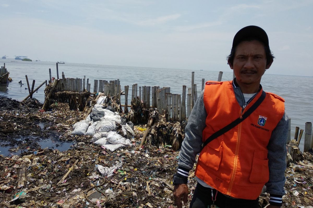 Abdul (40), petugas kebersihan dinas Lingkungan Hidup Kepulauan seribu bercerita tentang sampah, Minggu (18/3/2018)