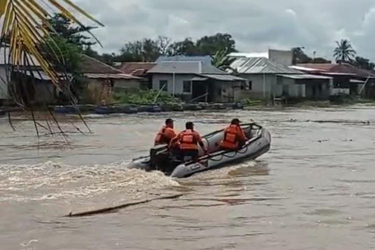 Tim SAR menyisir lokasi tenggelamnya seorang nelayan di Sungai Martapura, Kabupaten Banjar, Kalsel, Sabtu (27/11/2021). 