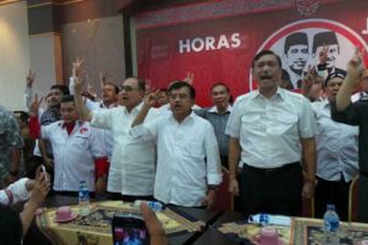 Calon wakil presiden Jusuf Kalla saat menerima dukungan dari warga Batak, Minggu (8/6/2014), di Jakarta.