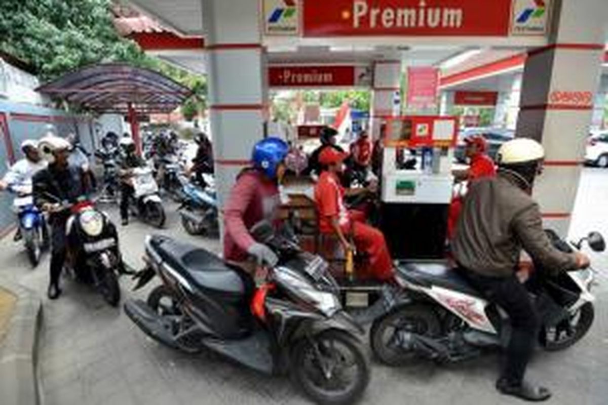 Pengendara motor mengantre di SPBU untuk mengisi bahan bakar minyak (BBM) jenis premium, di Bali, Selasa (26/8/2014). Kelangkaan BBM mulai muncul di beberapa daerah menyusul wacana kenaikan harga BBM karena komsumsi BBM melebihi batas maksimal 46 juta kiloliter.