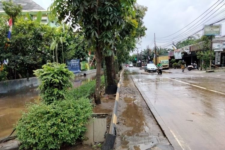 Kondisi lalu lintas di Jalan Moh. Kahfi 2, Srengseng Sawah, Jagakarsa, Jakarta Selatan pada Senin (8/2/2021) sekitar pukul 12.00 WIB. Sebelumnya, Jalan Moh. Kahfi 2 sempat ditutup karena adanya luapan air Kali Cabang Tengah.