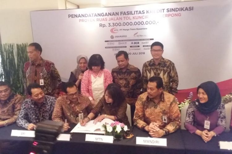 Penandatanganan fasilitas kredit sindikasi bernilai Rp 3,3 triliun untuk proyek jalan tol Kunciran-Serpong, Jumat (20/7/2018) di Jakarta.