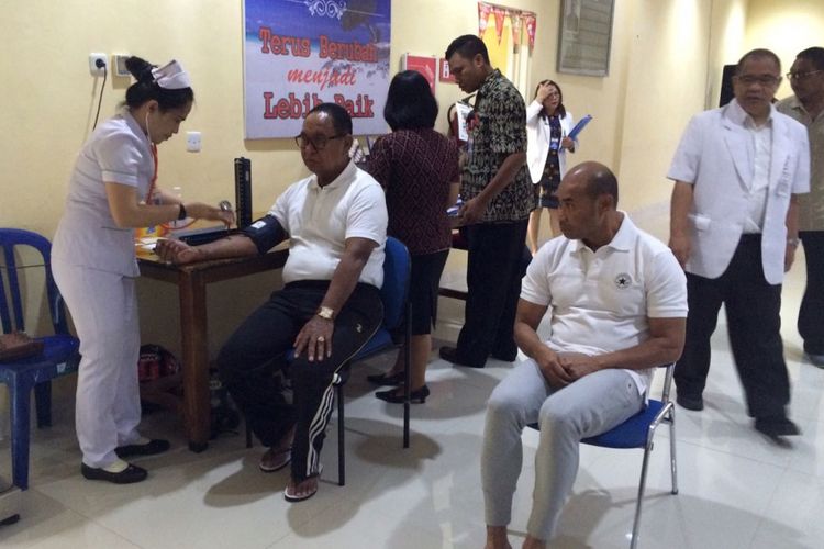 Pasangan bakal calon gubernur NTT Viktor Bungtilu Laiskodat saat menjalani pemeriksaan kesehatan di RSU WZ Johannes Kupang.