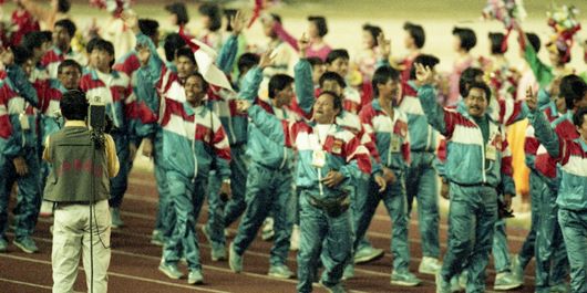 Kontingen atlet Indonesia di Upacara Closing Ceremony Asian Games XI/1990 di Stadion Buruh  Beijing Cina setelah berlangsung selama 16 hari dari tanggal 22 September s/d 7 Oktober 1990. Jepang ditunjuk sebagai tuan rumah AG XII 1994 di kota Hiroshima. Penutupan dilakukan oleh Wakil Ketua OCA Dewan Olimpiade Asia, Roy Da Silva dari Sri lanka didampingi oleh Pangeran Fahd dari Kuwait, yang ayahnya Sheik Al-Sabah Ketua OCA yang terbunuh sewaktu invasi Irak ke Kuwait. Cina mendominasi AG XI ini yang diikuti oleh 38 negara dengan mengumpulkan medali emas terbanyak 183 emas, disusul oleh Korsel dengan 54 emas, Ketiga Jepang dengan 38 emasd dan Korut diurutan keempat dengan 12 emas. Indonesia mengirimkan 30 atlet hanya menyabet 3 emas saja, dari cabang tinju oleh Pino Bahari dan dua dari cabang tenis ganda putri Yayuk Basuki/Suzana Anggakusuma dan ganda campuran Yayuk Basuki/Suharyadi. 

Terkait Berita Dimuat Senin, Kompas 8 Oktober 1990 hal.I-VIII 

Judul Amplop: Asian Games XI