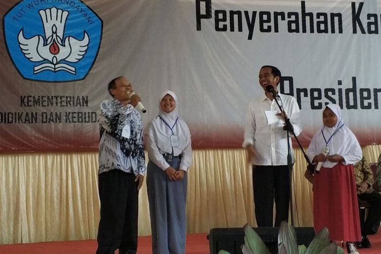 Presiden saat membagikan Kartu Indonesia Pintar (KIP) kepada 1.012 siswa di Kabupaten Majalengka Jawa Barat, Kamis (24/5/2018) memberikan pesan agar orang muda bijak dalam memanfaatkan media sosial.