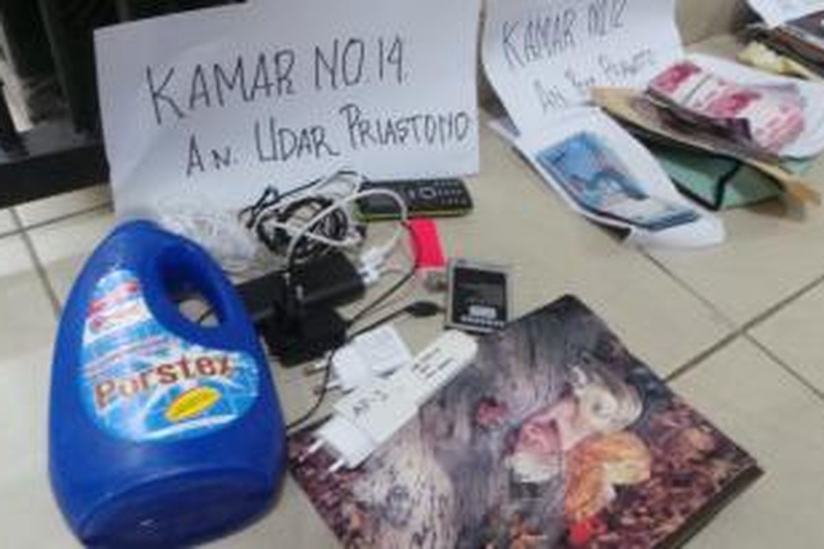 Barang hasil sitaan di kamar tahanan Mantan Kepala Dinas Perhubungan Udar Pristono di Rutan Salemba Cabang Kejaksaan Agung, di Kebayoran Baru, Jakarta Selatan. Selasa (18/11/2014).