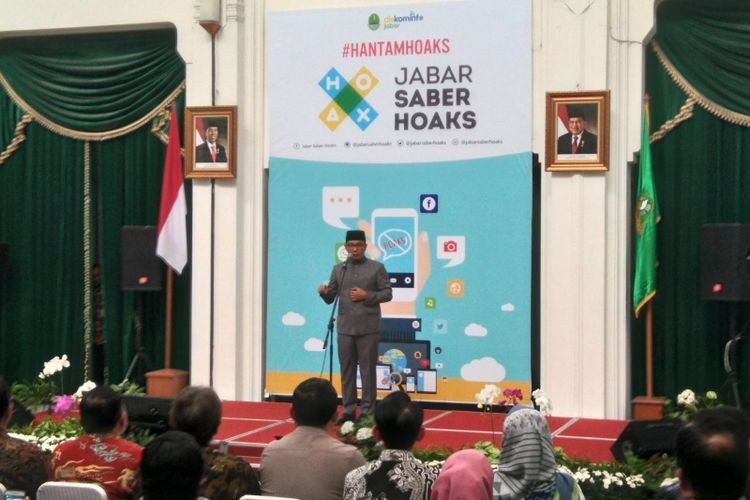 Gubernur Jawa Barat Ridwan Kamil saat berbicara dalam acara peluncuran Tim Jabar Saber Hoaks di Gedung Sate, Jalan Diponegoro, Jumat (7/12/2018).