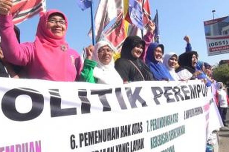 Puluhan Caleg Perempuan di Banda Aceh melakukan aksi longmarch dukung pemilu damai di Aceh, Rabu (12/3/2014)