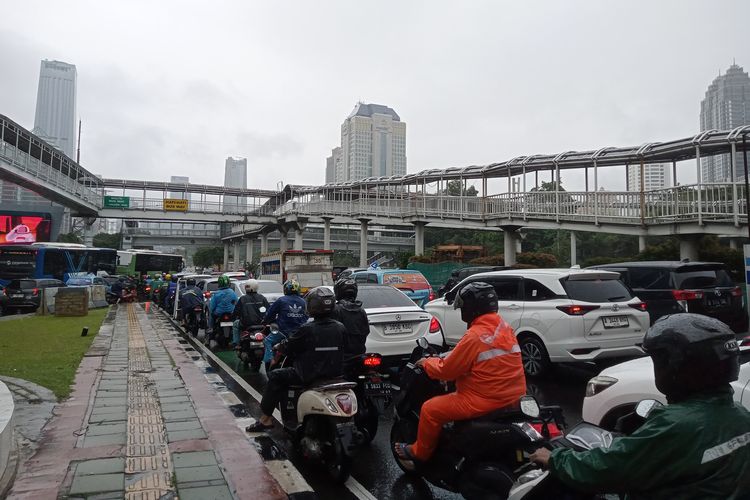 Kemacetan terjadi di Jalan Semanggi, Kamis (29/2/2024). 