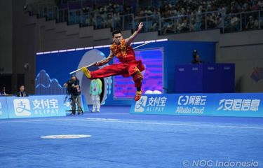 Atlet wushu Indonesia, Harris Horatius, sukses menyabet emas Asian Games 2022 usai beraksi di XSG Sports Centre, China, Selasa (26/9/2023).