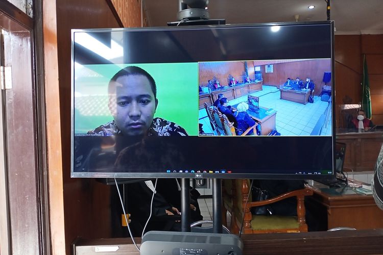 Jaksa Penuntut Umum (JPU) menolak eksepsi yang dibacakan penasehat hukum pada sidang minggu lalu. Menurut JPU materi eksepsi sudah ada dalam materi pokok persidangan. Sementara penasehat hukum terdakwa Doni Salmanan meminta materi persidangan segera diuraikan dengan menghadirkan saksi. Sidang selanjutnya akan dilangsungkan pada Kamis (18/8/2022) dengan agenda pembacaan putusan sela.