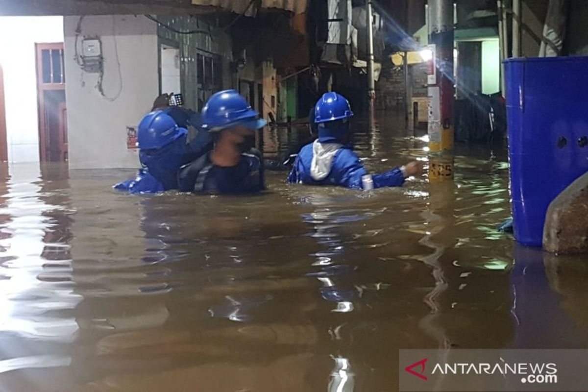 Petugas dari Kelurahan Kampung Melayu meninjau dampak banjir yang melanda RW04 Kebon Pala, Jakarta Timur, akibat luapan Kali Ciliwung, Senin (5/10/2020).