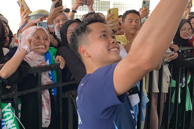 Tunggal putra Indonesia, Anthony Ginting, ketika melayani foto para penggemar bulu tangkis seusai bertanding dalam 32 besar Indonesia Masters 2024 di Istora pada Rabu (24/1/2024).