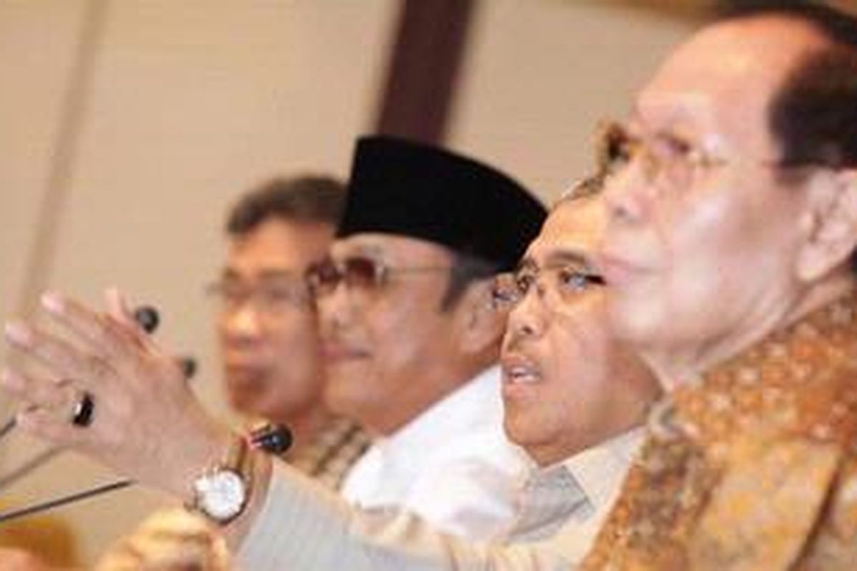 Menteri Hukum dan Hak Asasi Manusia, sekaligus Ketua panitia tim seleksi calon ketua Komisi Pemberantasan Korupsi (KPK), Patrialis Akbar (mengangkat tangan) memimpin rapat pertama di Gedung Kementrian Hukum dan HAM, Jakarta, Jumat (27/5). Rapat yang dihadiri Sekertaris Ahmad Ubbe, Wakil Ketua, MH Ritonga, dan H Soeharto (kiri ke kanan) serta seluruh anggota akan membuka pendaftaran calon pimpinan KPK mulai Senin pekan depan. Calon pimpinan KPK tersebut akan menggantikan pimpinan lama yang habis masa jabatanya Desember 2011. Kompas/Lucky Pransiska (UKI) 27 Mei 2011