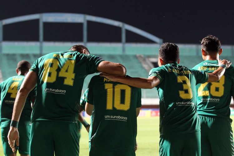 Pemain Persebaya Surabaya bersuka cita usai memenangkan pertandingan melawan Persita Tangerang pada pekan 13 Liga 1 2021-2022 yang berakhir dengan skor 4-0 di Stadion Maguwoharjo, Sleman, Rabu (24/11/2021) malam.