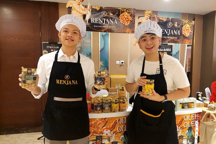 Timothy Steven (23) dan Timothy Jasson (22) dua mahasiswa Ciputra University Surabaya pemilik kacang mete dengan merek Renjana
