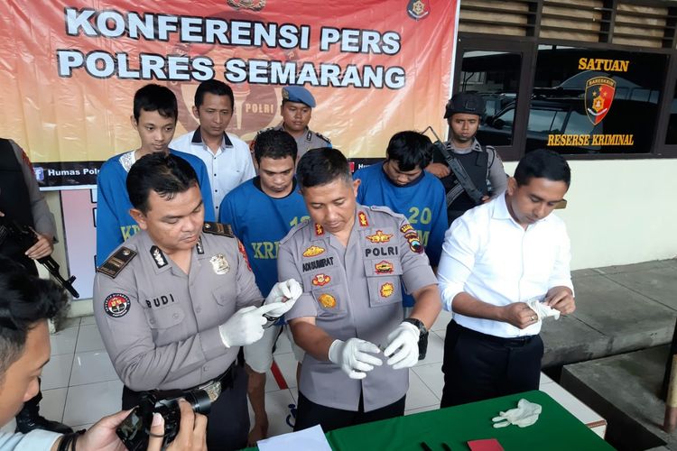 Kapolres Semarang AKBP Adi Sumirat menunjukkan kunci yang digunakan komplotan pencuri sepeda motor asal Mranggen Kabupaten Demak.