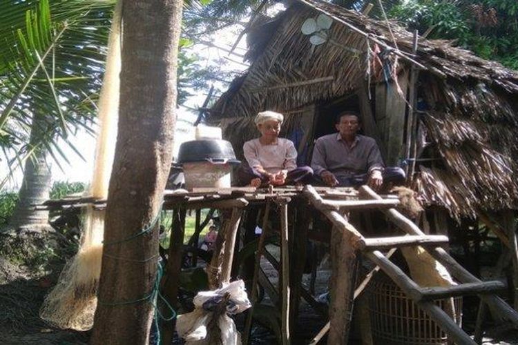 Sulaiman dan istrinya, Nuryati saat ditemui di kediaman mereka di RT 02 Dusun I, Desa Teluk Kecapi, Kecamatan Pemulutan, Kabupaten Ogan Ilir, Sumsel, Minggu (13/6/2021). 