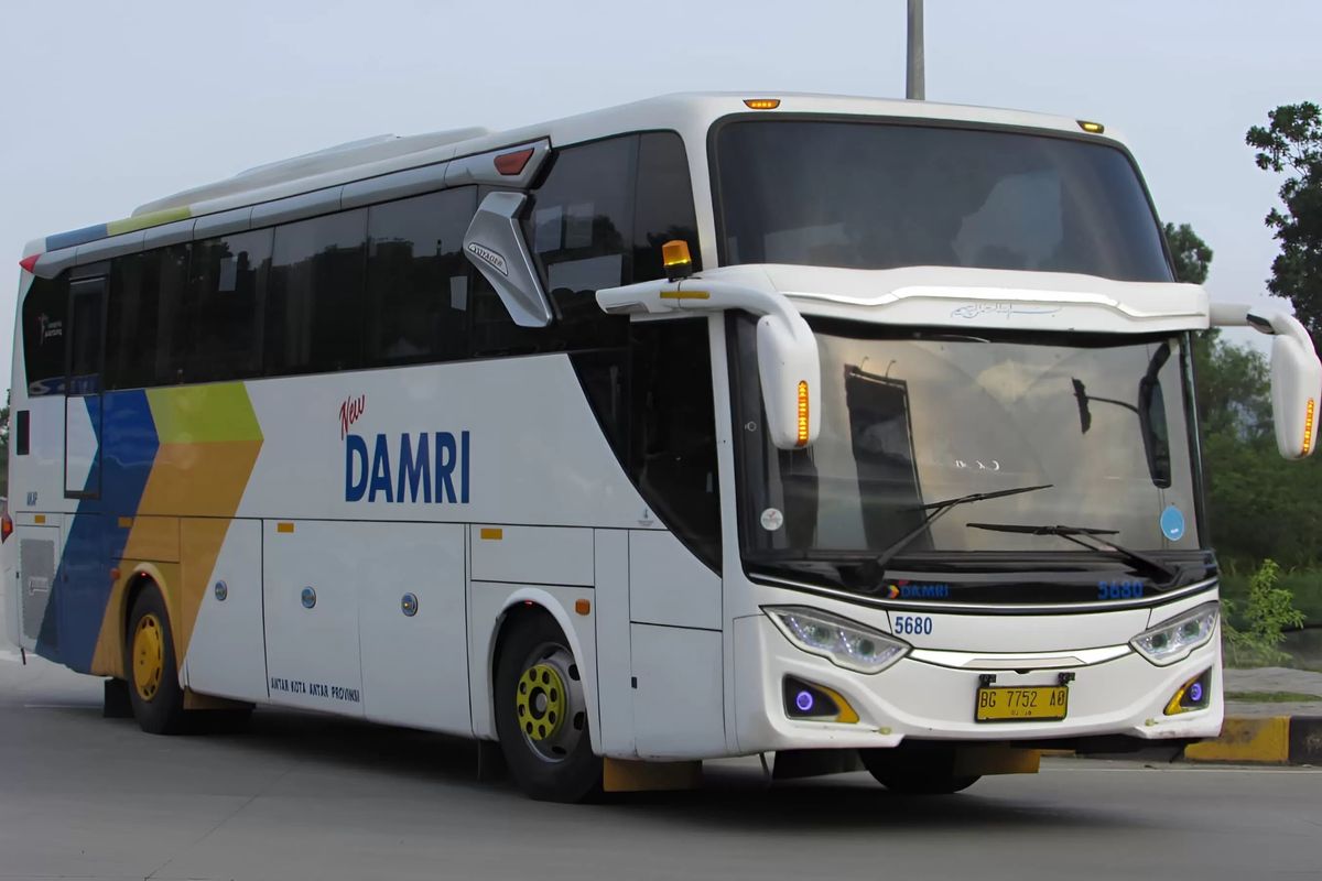 Ilustrasi bus DAMRI melewati rute AKAP.