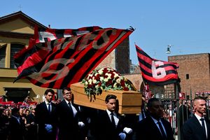 Pemakaman Franco Baresi Dihadiri Ribuan Pelayat, Maldini hingga Baggio Antar Sang Legenda Milan