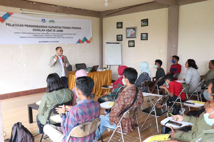 Direktorat Kepercayaan Terhadap Tuhan YME dan Masyarakat Adat memberikan pelatihan bagi tenaga pendidik sekolah adat di Jambi dan Riau pada 14?16 Juni 2022 di Alam Sebapo, Kabupaten Muaro Jambi, Jambi.