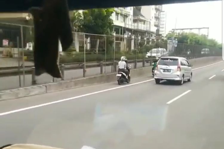 Tangkapan layar akun instagram @jakarta.terkini terkait dua pemotor masuk ke Jalan Tol Jakarta - Tangerang, tepatnya di kawasan Tomang, Jakarta Barat, pada Selasa (30/3/2021).