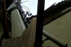 Saat Tower BTS Telkomsel di Depok Roboh Diduga akibat Baut Lepas, Timpa 2 Rumah hingga Rusak...