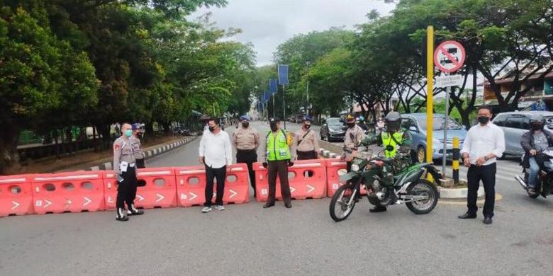 Pemberlakuan Pembatasan Kegiatan Masyarakat (PPKM) Darurat di Kota Pontianak, Kalimantan Barat (Kalbar), mulai diterapkan Senin (12/7/2021). Kepala Dinas Perhubungan (Kadishub) Kota Pontianak Utin Srilena Candramidi mengatakan, setidaknya ada 10 titik jalan yang disekat selama penerapan PPKM Darurat, yakni di Jalan Batu Layang, perempatan Jalan Tanjung Hulu, perempatan Jalan Tanjung Raya, perempatan Jalan Parit Mayor, pertigaan Jalan Adisucipto, perempatan Jalan Sungai Raya Dalam, perempatan Jalan Diponegoro, perempatan Jalan Sultan Abdurrahman, pertigaan Jalan Karet dan perempatan Jalan Gajahmada.