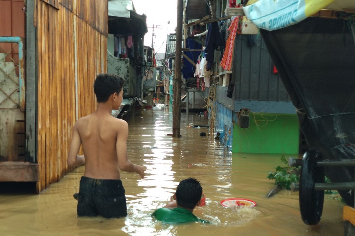 Kondisi Kampung Pulo, Jatinegara, Jakarta Timur Selasa (6/2/2018). Warga masih bertahan dari terjangan banjir kiriman dari Bogor