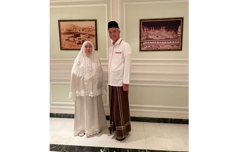 Momen ketika Gubernur Jawa Tengah (Jateng) Ganjar Pranowo bertemu dengan Ketua Dewan Perwakilan Rakyat (DPR) Puan Maharani di Tanah Suci.  