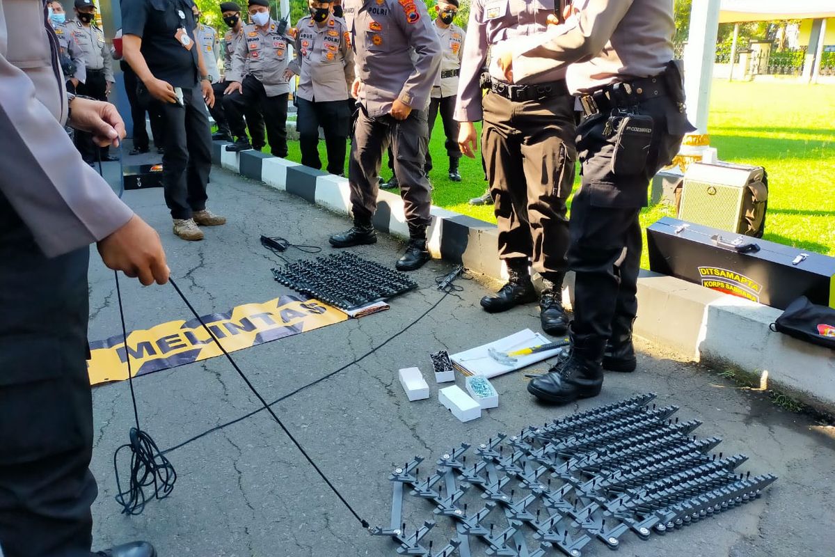 Polisi sedang melakukan pelatihan penggunaan road blocker jenis ranjau paku di Mapolresta Solo, Selasa, (20/4/2021).