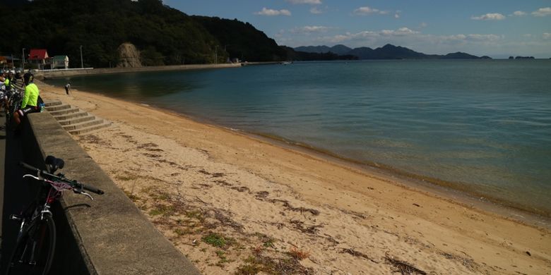 Salah satu pantai yang di jalur Shimanami Kaido, Jepang.