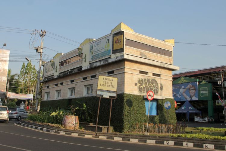 Potret babon ANIEM di tengah persimpangan di depan Taman Parkir Abu Bakar Ali Malioboro.