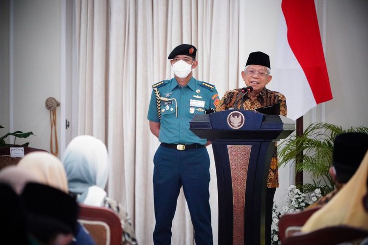 Wakil Presiden Ma'ruf Amin memberikan sambutan di acara Halaqoh Nasional Pelibatan Penyuluh Agama, Dai, dan Daiyah untuk mendukung percepatan penurunan stunting di Istana Wakil Presiden, Jakarta, Kamis (6/10/2022).