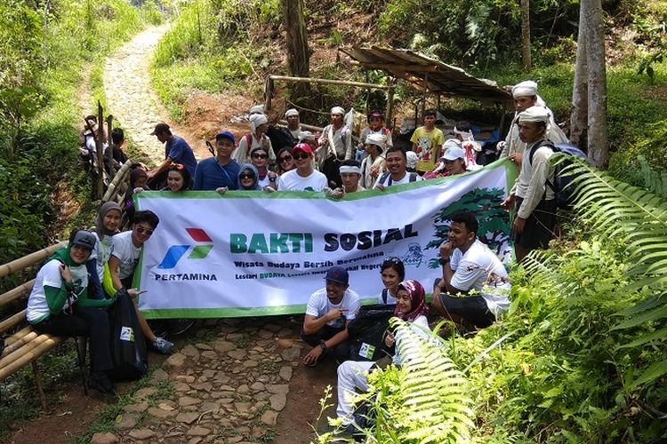 Komunitas Sahabat Baduy menuju Kampung Cibeo, Desa Kanekes, Kecamatan Leuwidamar, Kabupaten Lebak, Banten, Sabtu (30/9/2017).
