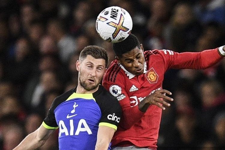 Bek Tottenham Hotspur Ben Davies (kiri) berduel dengan penyerang Manchester United Marcus Rashford (kanan) dalam laga lanjutan Liga Inggris musim 2022-2023. Laga Man United vs Tottenham berlangsung di Stadion Old Trafford, Manchester, Inggris, pada Kamis (20/10/2022) dini hari WIB. Artikel ini memuat link live streaming Tottenham vs Man United.