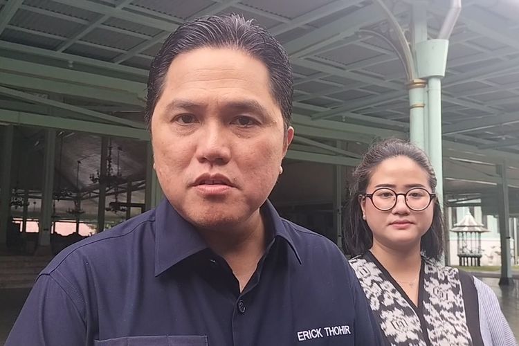 Menteri Badan Usaha Milik Negara (BUMN) Erick Thohir dan GRAj Ancillasura Marina Sudjiwo setelah Gladi kotor pernikahan putra bungsu Presiden Joko Widodo (Jokowi) Kaesang Pangarep dengan Erina Gudono, Minggu (27/11/2022).