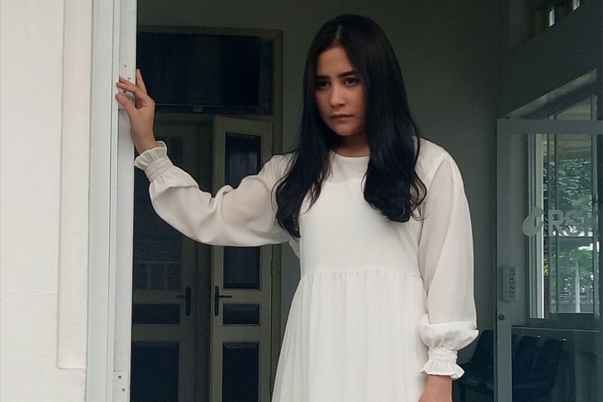 Prilly Latuconsina saat ditemui di lokasi shooting Danur 2, di RSKIA Sawojajar, Bogor, Jawa Barat, Jumat (5/1/2018).