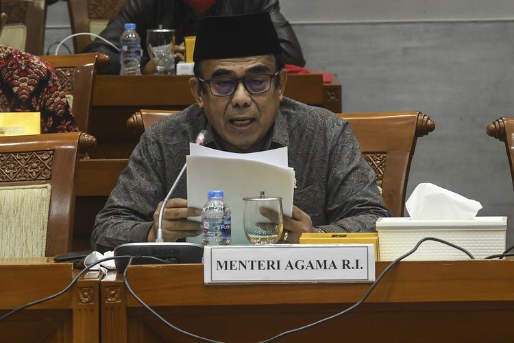 Menteri Agama Fachrul Razi membacakan laporan Kementerian Agama pada rapat kerja dengan Komisi VIII DPR di kompleks Parlemen, Jakarta, Kamis (18/6/2020). Menag Fachrul Razi menyampaikan permintaan maaf kepada Komisi VIII DPR terkait penyampaiannya kepada publik soal pembatalan pemberangkatan Haji 2020.  ANTARA FOTO/Muhammad Adimaja/aww.