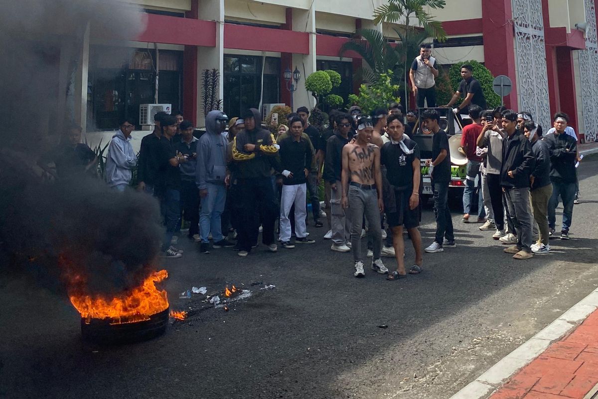 Mahasiswa yang tergabung dalam Gerakan Mahasiswa Kangean (GMK) bakar ban di halaman kantor Pemkab Sumenep, Jawa Timur, Rabu (25/6/2025). 