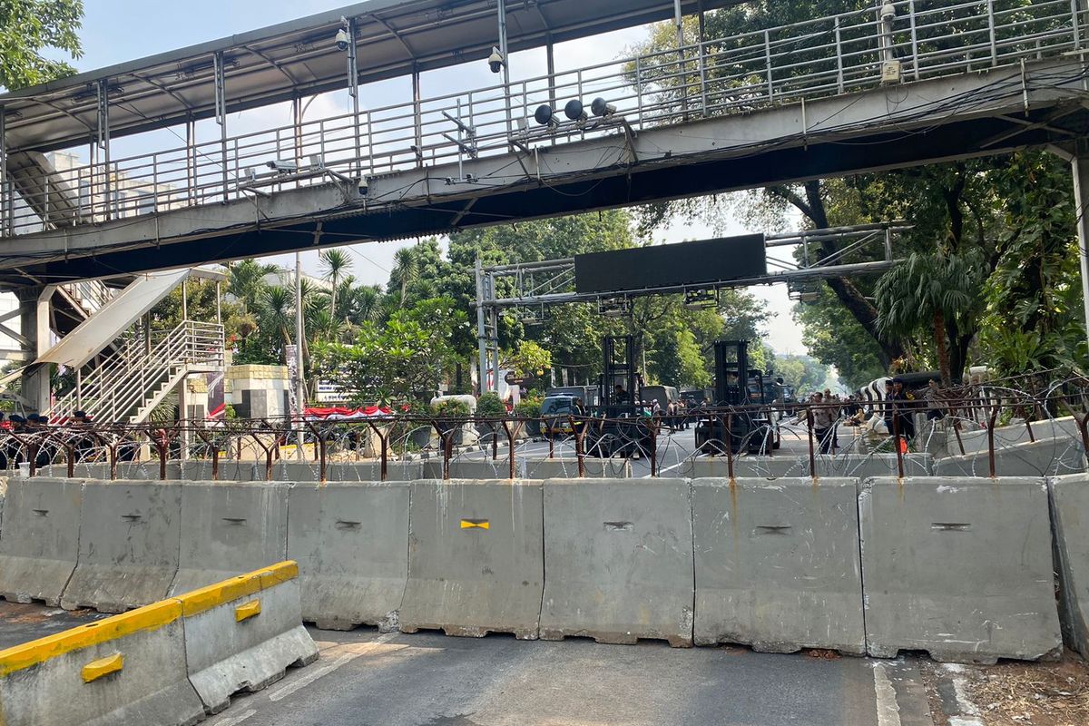 Polisi menutup Jalan Medan Merdeka Barat, Gambir, Jakarta Pusat jelang aksi buruh, Kamis (10/8/2023). (KOMPAS.com/XENA OLIVIA