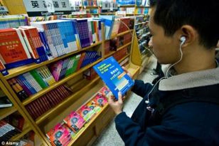 Seorang mahasiswa di China harus menguasai sedikitnya 6.000 kata dalam bahasa Inggris untuk lolos dalam sebuah ujian wajib.