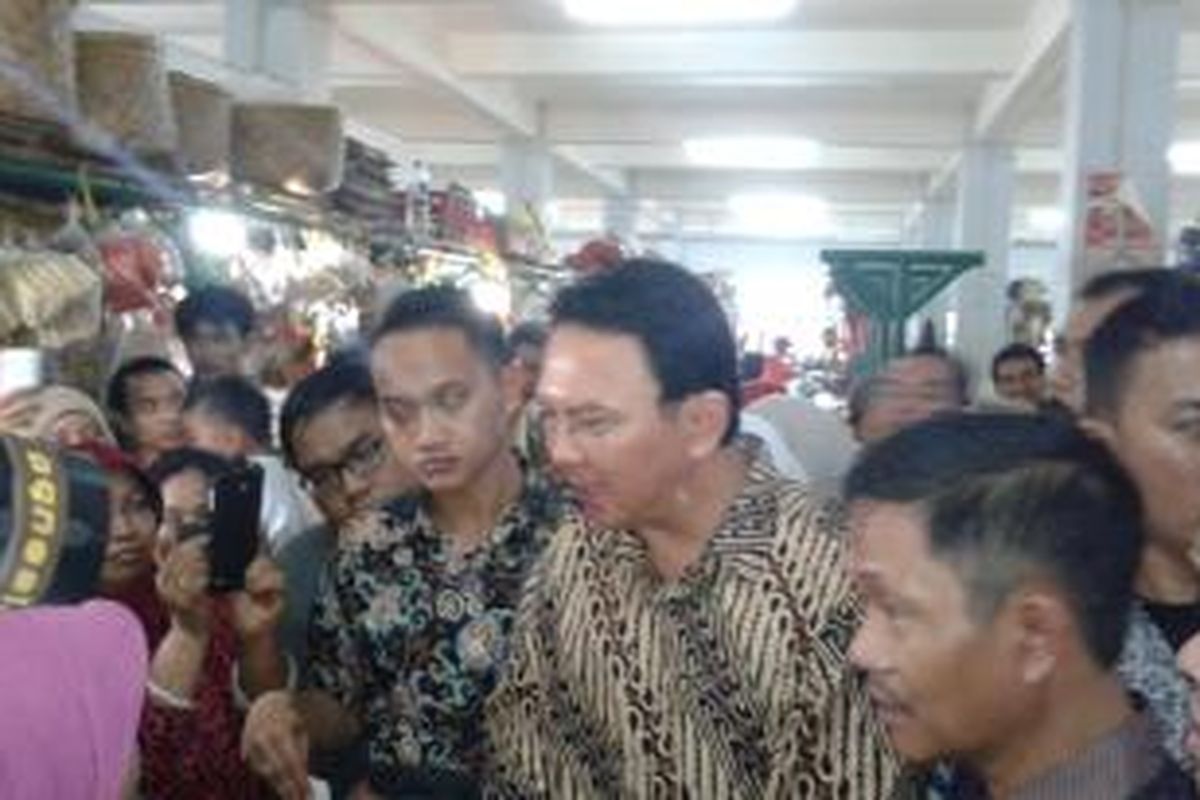 Wakil Gubernur DKI Jakarta Basuki Tjahaja Purnama saat berkeliling mengunjungi kios-kios pedagang di Pasar Ciplak, Cipinang Besar, Jakarta Timur, Kamis (27/2/2014)