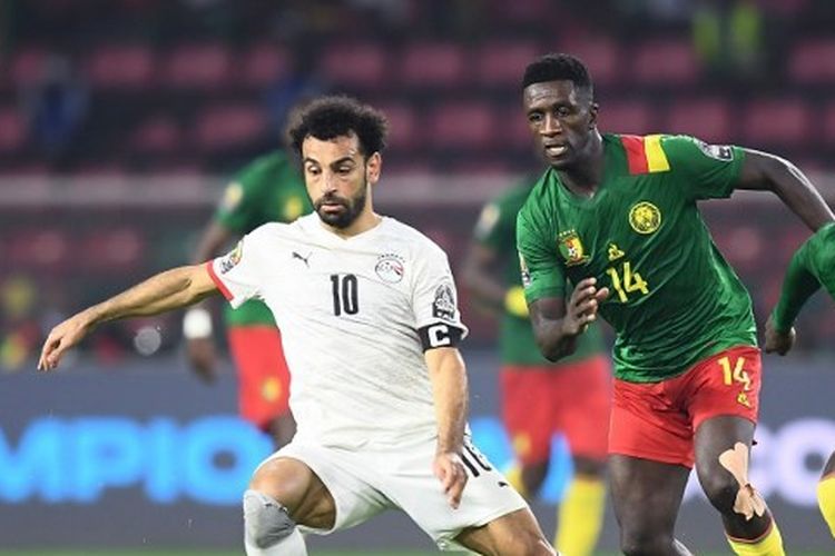 Aksi Mohamed Salah saat timnas Mesir menghadapi Kamerun di semifinal Piala Afrika.