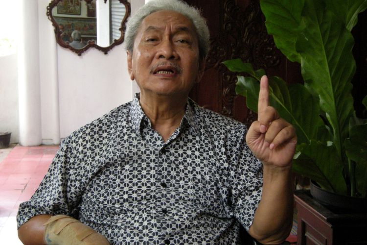 Saat ditemui di kediamannya, di Sampangan, Kota Semarang, Jawa Tengah, Senin (27/12/2011), penyair Darmanto Jatman (68) tampak lebih langsing. Darmanto sedang pemulihan sejak terkena stroke berat, Juni 2007. Dia menyambut tamunya di kursi roda. Untuk berkomunikasi, Darmanto dibantu istri tercinta, Sri Muryati alias Mbak Mur. Mbak Mur jadi penerjemah agar bahasa tamunya bisa dipahami Darmanto.